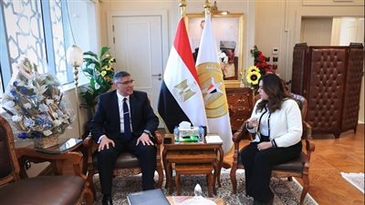 وزيرة التنمية المحلية تبحث مع محافظ الجيزة مشروعات 