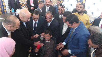 وزيرا العمل والتعليم يتركان المنصة تكريماً لذوى الإحتياجات الخاصة بقــنا