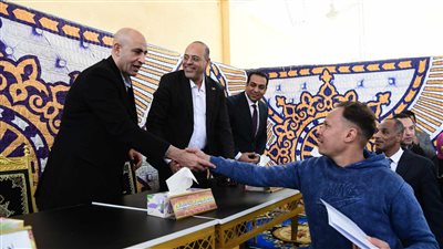  قنا| وزيرا العمل والتعليم يسلمان 14 عقد عمل لذوي الهمم 