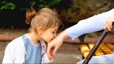 حكم التبرك بمصافحة العلماء والصالحين في الشرع