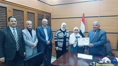 وكيل تعليم الفيوم  يُكٌرم طالبتين بالمدرسة  الثانوية الصناعية للبنات بالحادقة