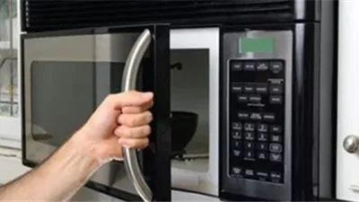 علماء يحذرون من ميكروبات خطيرة داخل الميكروويف