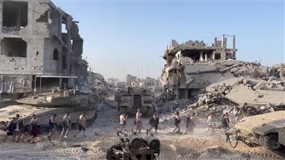 الاحتلال يجرد الطواقم الطبية من ملابسهم ويعتقلهم ويحرق مستشفى كمال عدوان 