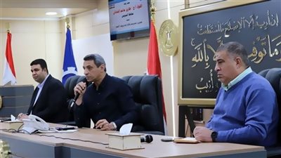 محافظ السويس يؤكد على التواصل المستمر بين العاملين     