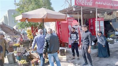 الأرصفة فى قبضة الباعة و أصحاب المقاهى