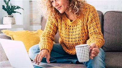 دراسة: تصفح الإنترنت يؤخر الإصابة بالخرف لدى كبار السن 