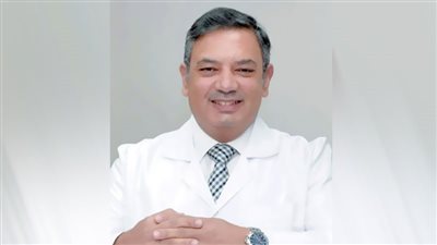 وزير الطيران يهنئ العاملين بـ«مصر للطيران للخدمات الطبية» لحصد شهادة أخلاقيات البحوث الطبية والإكلينيكية