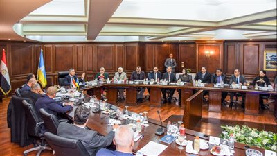 محافظ الإسكندرية يناقش التحديات الاقتصادية والسياسية على الساحة الدولية