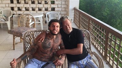 سر خطير يمنع أحمد الفيشاوي من زيارة قبر والده حتى الآن