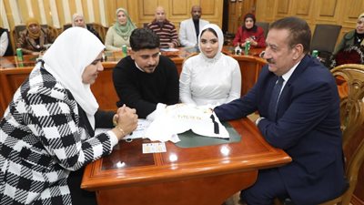 محافظ المنوفية يشهد مراسم عقد قران عروسان أيتام 