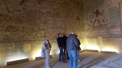 وفود سياحية أجنبية تزور المناطق الأثرية  بالمنيا 