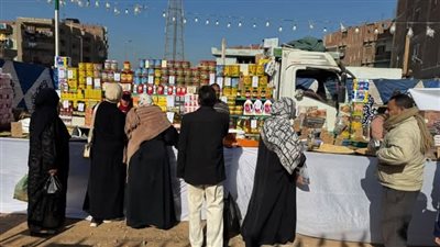 إقبال الأهالي على 