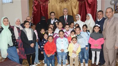 محافظ الغربية يشهد على عقد قران عروسين من الأيتام 