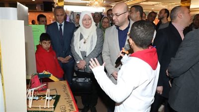 محافظ بني سويف يتفقد المعرض المحلي للمسابقة العالمية