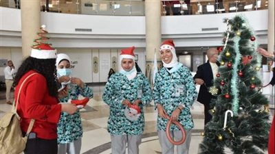 محاربو السرطان بأورام الأقصر يزينون شجرة الكريسماس للاحتفال بالعام الميلادي الجديد 