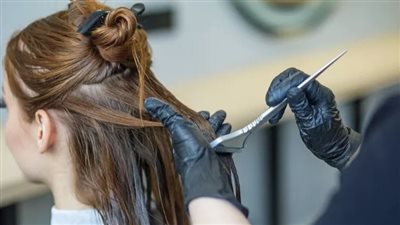 بدون مجهود .. حلول بسيطة لإزالة صبغة الشعر عن البشرة 