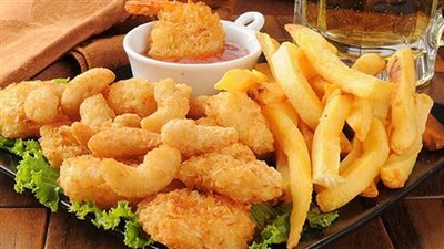 استاذ طب وقائي يحذر من الأطعمة المقلية: أخطر مشاكل المجتمعات الصحية