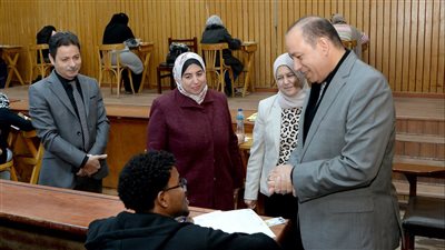 رئيس جامعة المنصورة يتفقد سير امتحانات الفصل الدراسي الأول بكليتي الصيدلة والعلوم