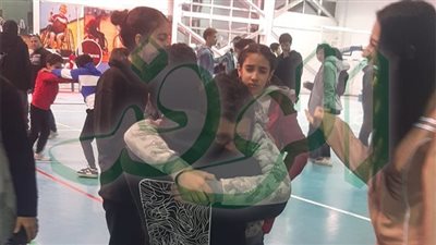 وزير الشباب يرفض التصوير مع طفل من ذوى الهمم