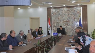 محافظ السويس يعقد اجتماعا موسعا لدعم المزارعين بالقطاع الريفي   