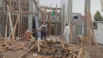 إزالة شدة خشبية و سملات خرسانية على أرض زراعية بالبحيرة