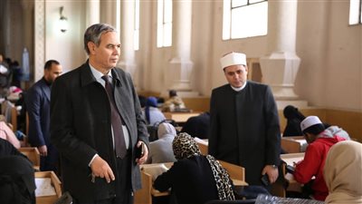 المشرف على الأروقة يتفقد اختبارات تحديد المستوى برواق الخط العربي بالجامع الأزهر