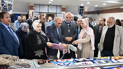 محافظ القليوبية ونائب رئيس قصور الثقافة يفتتحان الدورة الأولى لمعرض القناطر للكتاب