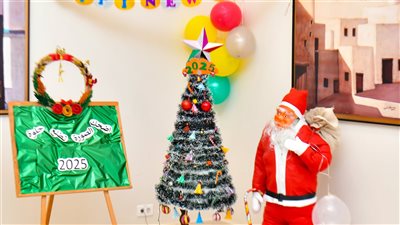 احتفالا برأس السنة.. شجرة عيد الميلاد من مواد صديقة للبيئة