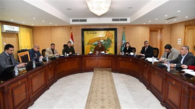 محافظ الفيوم يتابع الأعمال الإنشائية بمصنع 