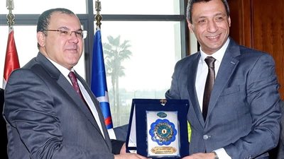 محافظ السويس يكرم الدكتور إسماعيل الحفناوي 