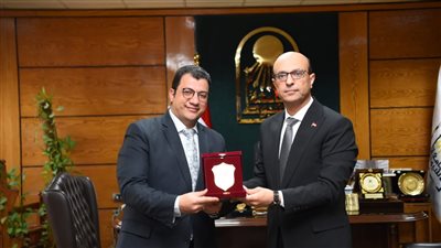 المنشاوي يكرّم المستشار القانوني السابق لجامعة أسيوط تقديرًا لجهوده المخلصة