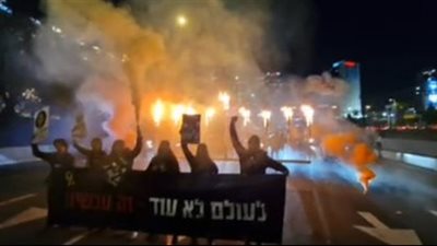 متظاهرون يغلقون محور أيالون الرئيسي في تل أبيب للمطالبة بإعادة المختطفين