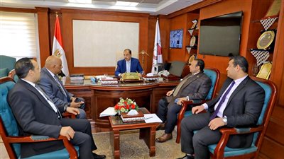 وفد وزارة الشباب والرياضة يناقش عدد من المشروعات الرياضية والترفيهية بسوهاج 