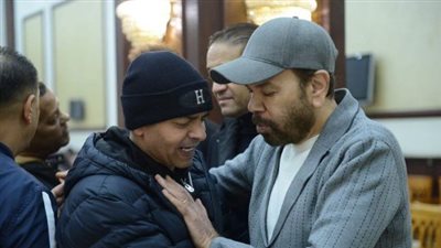 محمد محي ينهار بالبكاء في عزاء أحمد عدوية