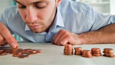 زوجة تشكو بخل زوجها .. يرفض الأنفاق علي أطفالي الأربعه رغم ثرائه الشديد 