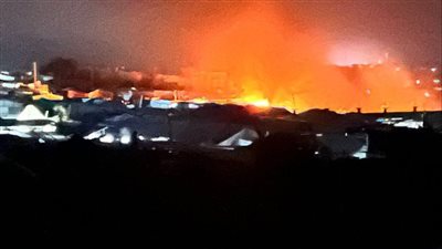 الكيان الصهيوني يحرق خيام النازحين بمواصي خانيونس