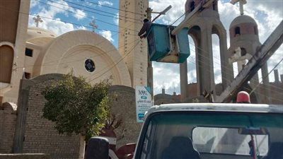 استعدادًا لعيد الميلاد المجيد.. حملات للنظافة وصيانة أعمدة الإنارة بمحيط كنائس المنيا