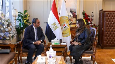 وزيرة التنمية المحلية تتابع مع محافظ قنا التوسع في أسواق 