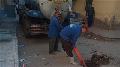 استعدادًا للأمطار.. جهود مكثفة لتطهير شبكات وخطوط الصرف الصحي بالشرقية