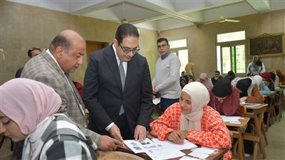 رئيس جامعة القاهرة يتفقد امتحانات الفصل الدراسي الأول 