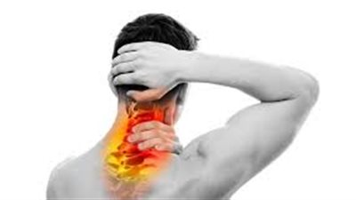 طبيب يوضح طرق بسيطة لتجنب آلام الرقبة