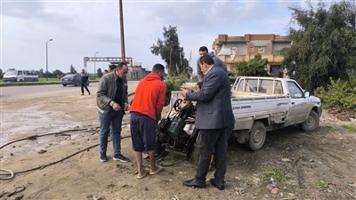 إزالة مغاسل السيارات المخالفة بالطريق الزراعي بكفر الدوار