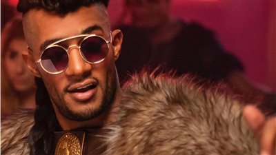 محمد رمضان يكشف سر ارتدائه أزياء 