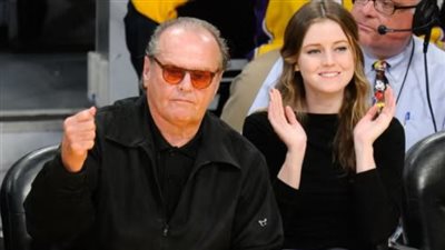 جاك نيكلسون يحتفل بموسم الأعياد مع عائلته في ظهور نادر