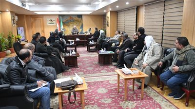 محافظ الفيوم يناقش مع التجار آليات نقل سوق الجملة