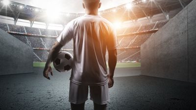 استدعاء لاعب شهير لسؤاله في اتهام زوجته بخيانتها داخل شقتهما