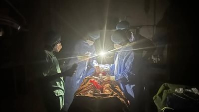 أطباء المستشفى السعودي في الفاشر يعملون تحت أضواء الهواتف