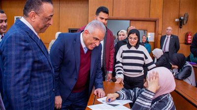 رئيس جامعة طنطا يتابع الإمتحانات بكلية الآداب 