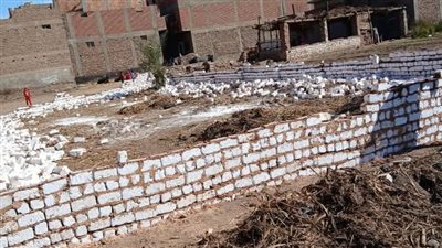 تنفيذ إزالات فورية بناء على الأرض الزراعية في نجع حمادى 