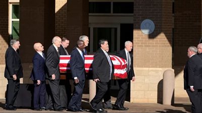 رفاق كارتر يحملون نعشه في أول أيام جنازته.. من هم ؟